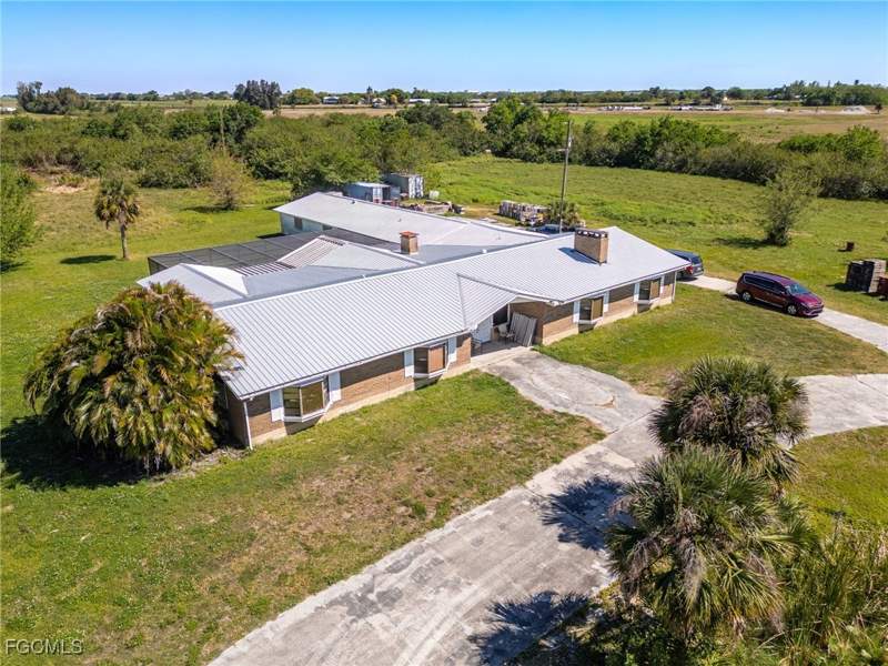 4 bedroom SingleFamilyResidence at 1085 West Ave, Moore Haven, Moore Haven — photo 2