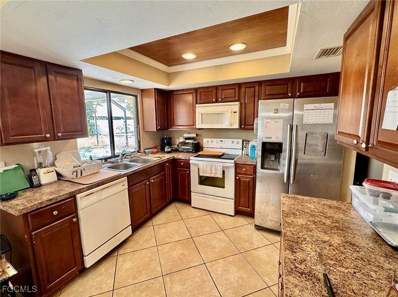3 bedroom SingleFamilyResidence at 214 NE 9th Ct, Cape Coral, Cape Coral — photo 2