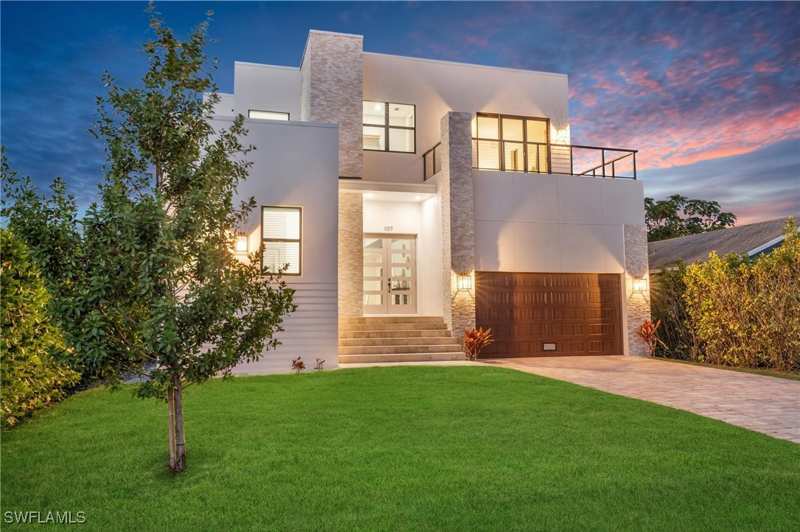 4 bedroom SingleFamilyResidence at 107 W Hilo St, Isles Of Capri, Naples — photo 1