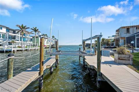 49 Fairview Blvd, Fort Myers Beach FL - photo 10 of 35