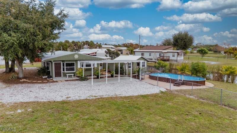 2 bedroom SingleFamilyResidence at 1083 Sunset Strip, Moore Haven, Moore Haven — photo 3