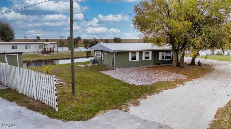 2 bedroom SingleFamilyResidence at 1083 Sunset Strip, Moore Haven, Moore Haven — photo 4