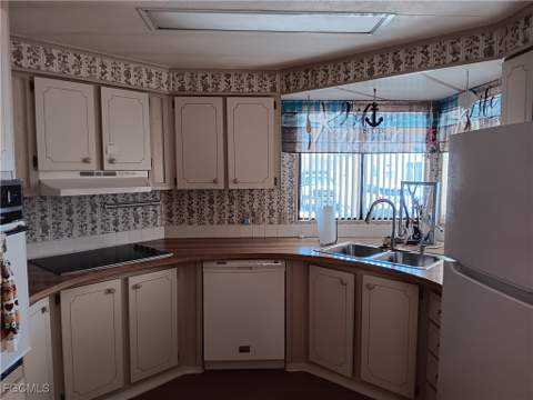 610 Friendly Pl, North Fort Myers FL - photo 10 of 17