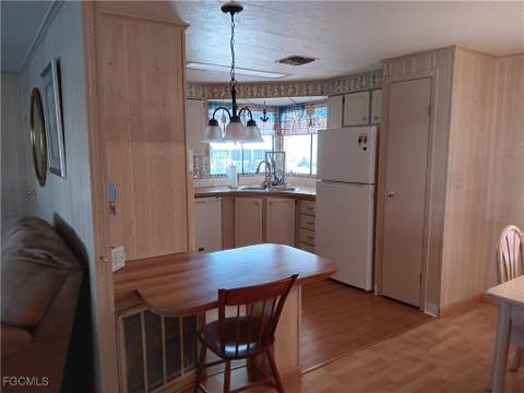 610 Friendly Pl, North Fort Myers FL - photo 12 of 17
