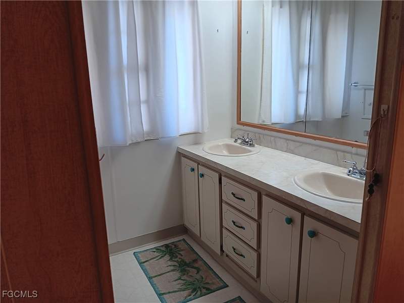 2 bedroom ManufacturedHome at 610 Friendly Pl, Lazy Days Mobile Village, North Fort Myers — photo 4