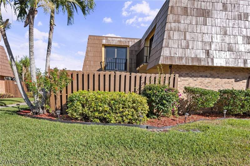 2 bedroom Townhouse at 1569 Park Meadows Dr 2, Parkwoods Townhouse Community, Fort Myers — photo 2