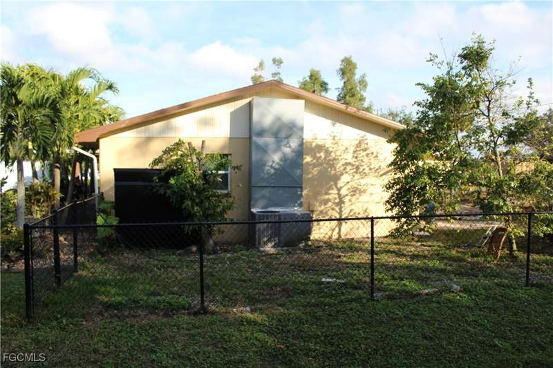 4 bedroom SingleFamilyResidence at 679 Canal Dr, Edgewaters Gardens, North Fort Myers — photo 4