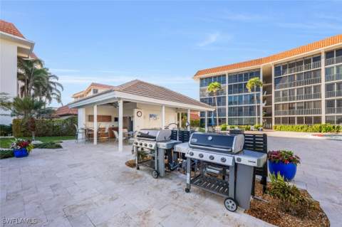 222 Harbour DR 218, Naples FL - photo 7 of 33