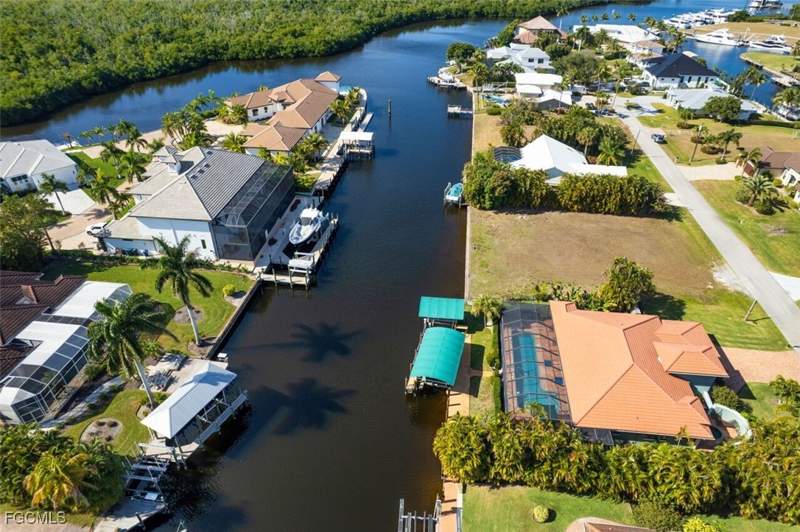 3 bedroom SingleFamilyResidence at 130 Montrose Dr, Deep Lagoon Estates, Fort Myers — photo 2