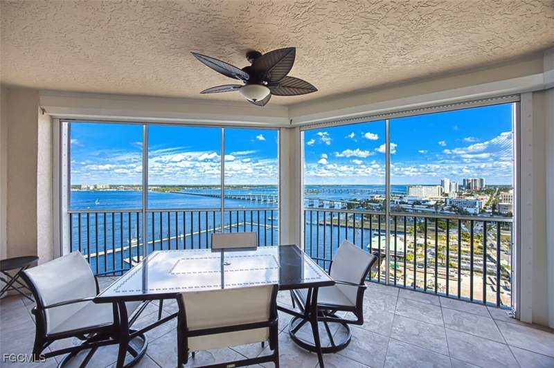 2 bedroom Condominium at 2090 W First St 1810, High Point Place, Fort Myers — photo 1