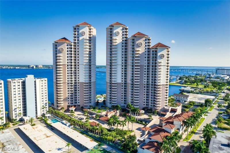 2 bedroom Condominium at 2090 W First St 1810, High Point Place, Fort Myers — photo 2