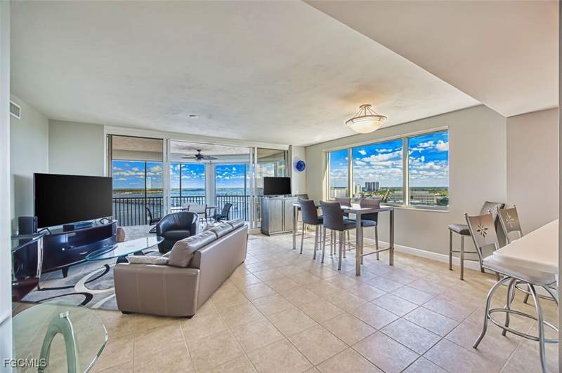 2 bedroom Condominium at 2090 W First St 1810, High Point Place, Fort Myers — photo 3