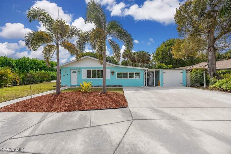 4 bedroom SingleFamilyResidence at 10690 Crockett St, Bonita Farms, Bonita Springs — photo 2