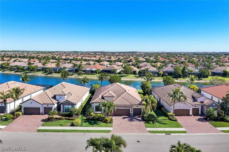 4 bedroom SingleFamilyResidence at 28085 Wicklow Ct, Bonita National Golf And Country Club, Bonita Springs — photo 5