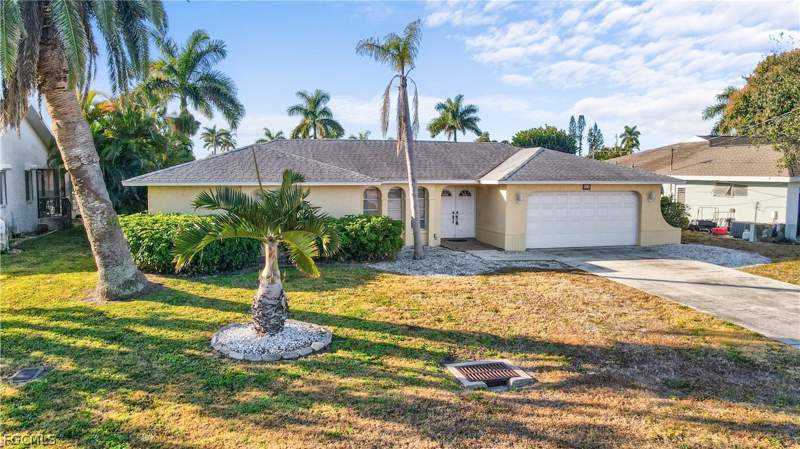 3 bedroom SingleFamilyResidence at 818 Monticello Ct, Cape Coral, Cape Coral — photo 3