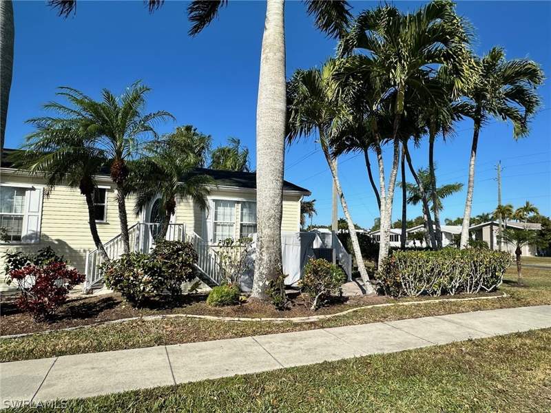 2 bedroom ManufacturedHome at 1671 Diamond Lake Cir, Silver Lakes, Naples — photo 2