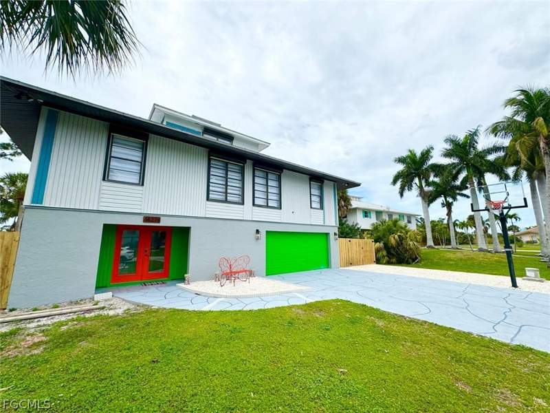 3 bedroom SingleFamilyResidence at 14271 Sandarac Dr, Alden Pines, Bokeelia — photo 2