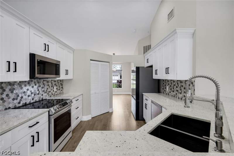 3 bedroom SingleFamilyResidence at 13651 Willow Bridge Dr, Willow Creek, North Fort Myers — photo 3