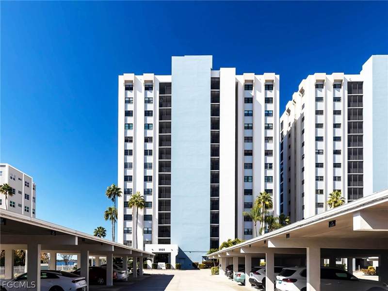 2 bedroom Condominium at 1925 Clifford St 802, Sunset Royale, Fort Myers — photo 2