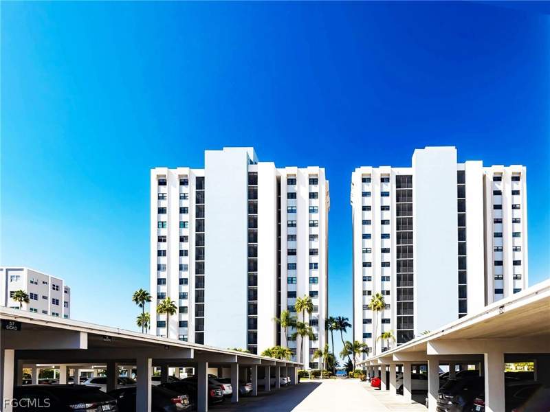 2 bedroom Condominium at 1925 Clifford St 802, Sunset Royale, Fort Myers — photo 3