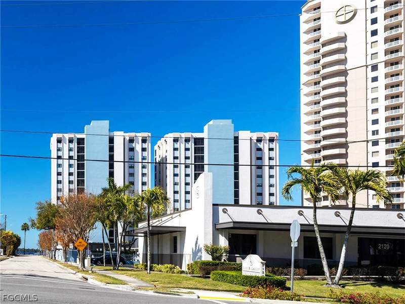 2 bedroom Condominium at 1925 Clifford St 802, Sunset Royale, Fort Myers — photo 4