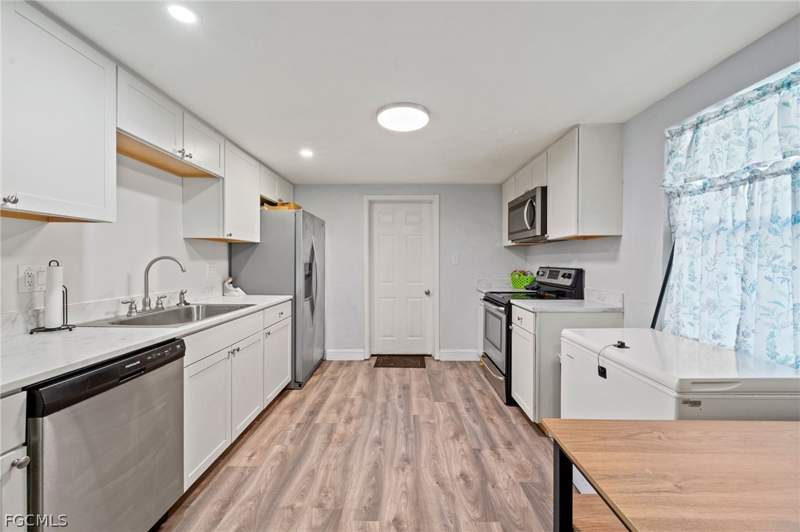 3 bedroom SingleFamilyResidence at 260 Delray Ave, Russell Park, Fort Myers — photo 4