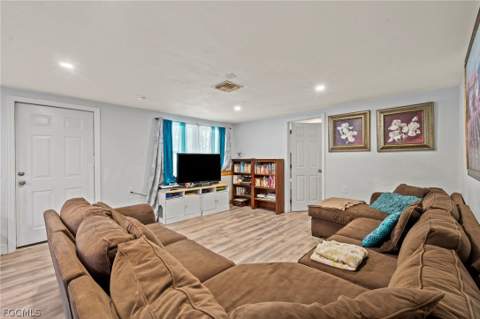 260 Delray Ave, Fort Myers FL - photo 8 of 31