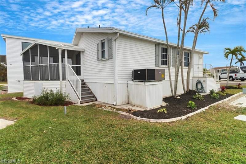 2 bedroom ManufacturedHome at 19681 Summerlin Rd 354, Palmetto Palms R V, Fort Myers — photo 2