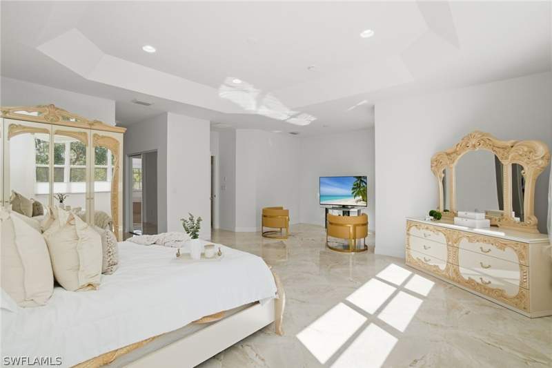 5 bedroom SingleFamilyResidence at 1945 Isla De Palma Cir, Saturnia Lakes, Naples — photo 5