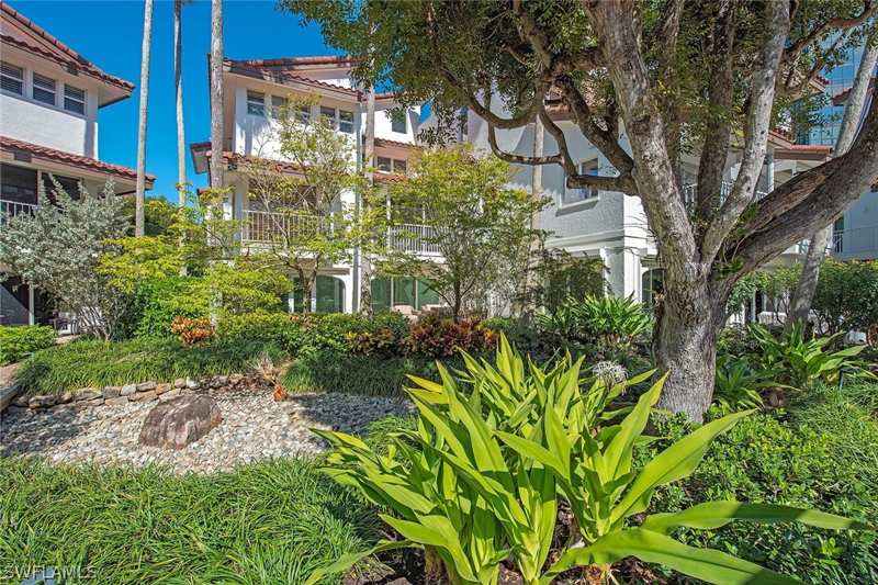 3 bedroom Attached at 4715 Villa Mare Ln 26-16, Villa Mare, Naples — photo 1