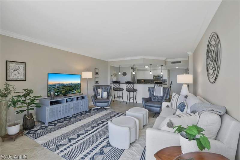 1 bedroom Condominium at 5 Bluebill Ave 812, Vanderbilt Towers, Naples — photo 4