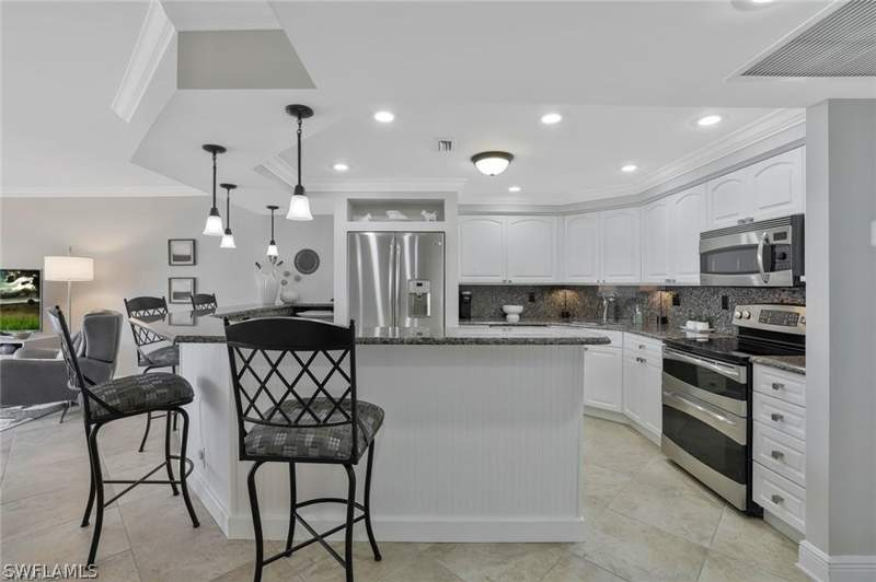 1 bedroom Condominium at 5 Bluebill Ave 812, Vanderbilt Towers, Naples — photo 5