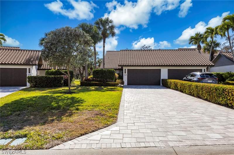 2 bedroom Attached at 105 Cypress View Dr 105, Eagle Creek, Naples — photo 2