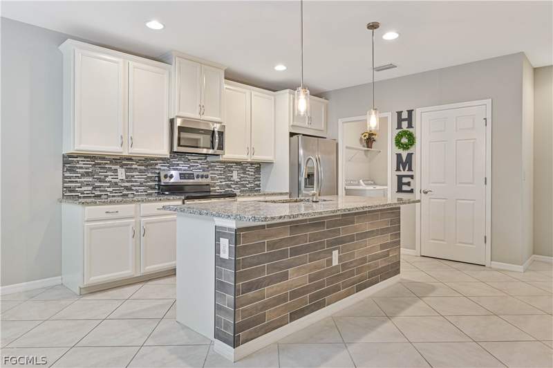 2 bedroom Attached at 4390 Dutchess Park Rd, Lindsford, Fort Myers — photo 3