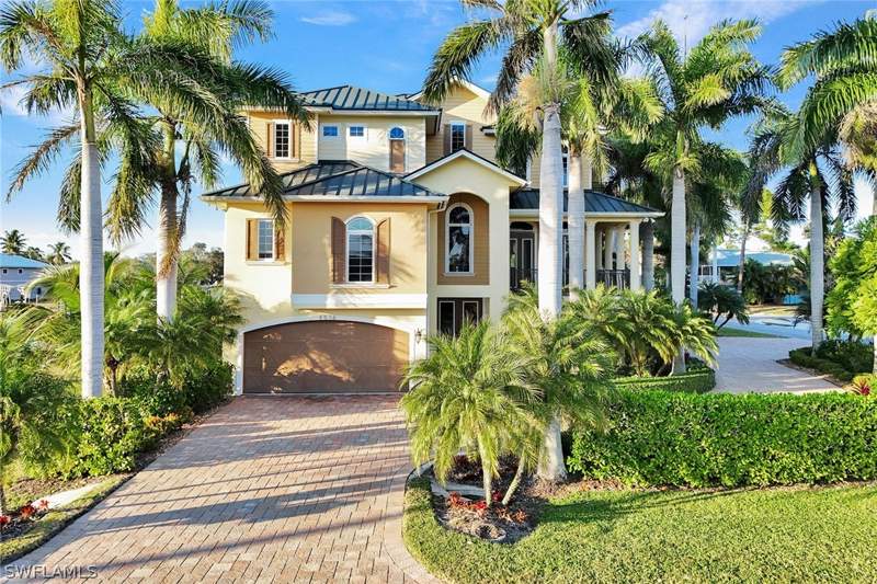 6 bedroom SingleFamilyResidence at 4806 Regal Dr, Imperial Shores, Bonita Springs — photo 2