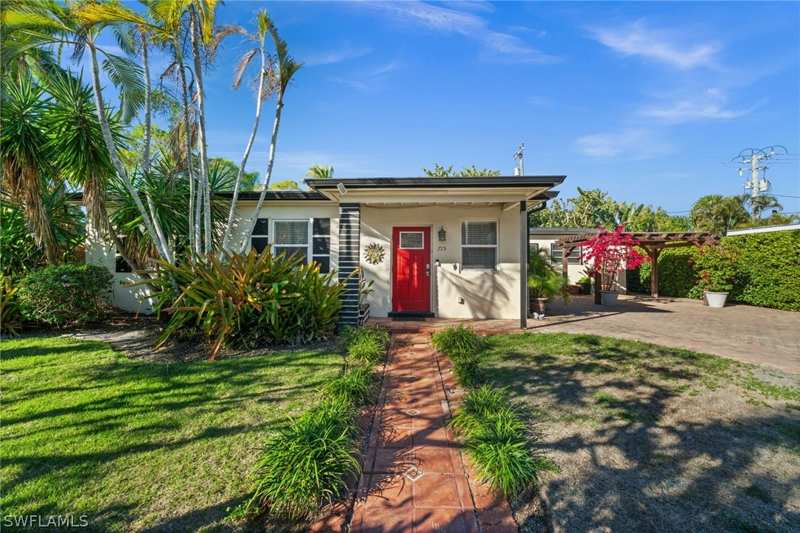 4 bedroom SingleFamilyResidence at 715 10th St N, Lake Park, Naples — photo 1