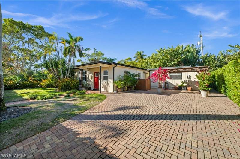 4 bedroom SingleFamilyResidence at 715 10th St N, Lake Park, Naples — photo 2