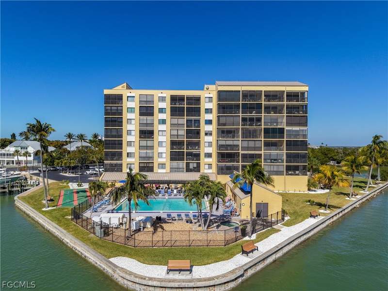 1 bedroom Condominium at 400 Lenell Rd 107, Windward Point Condo, Fort Myers Beach — photo 2