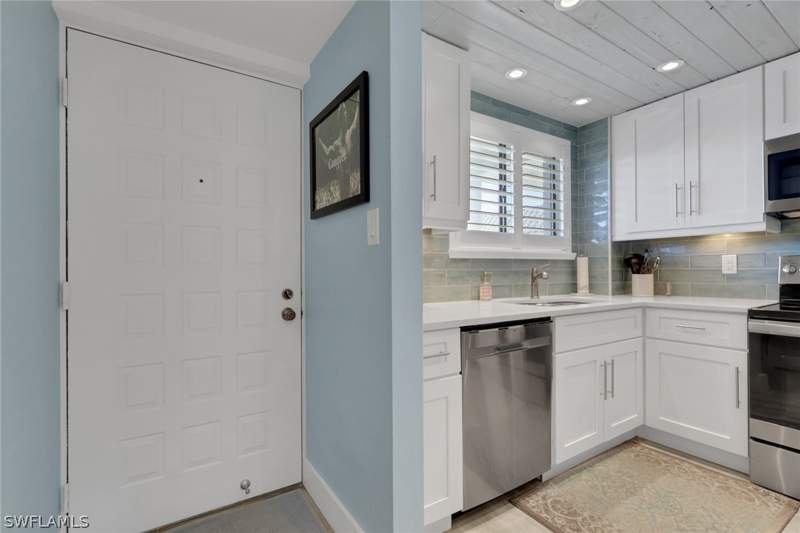 2 bedroom Condominium at 2121 Collier Ave 508, Centre Court Condo, Fort Myers — photo 2