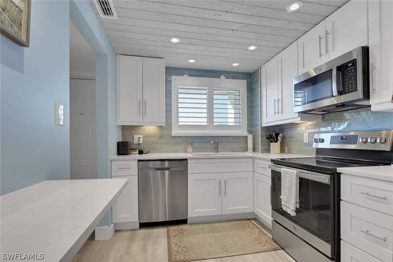 2 bedroom Condominium at 2121 Collier Ave 508, Centre Court Condo, Fort Myers — photo 3