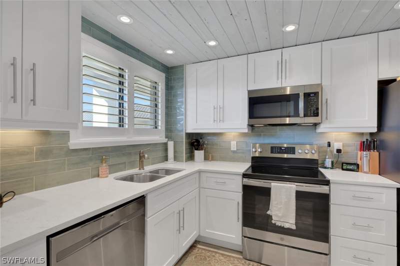2 bedroom Condominium at 2121 Collier Ave 508, Centre Court Condo, Fort Myers — photo 4