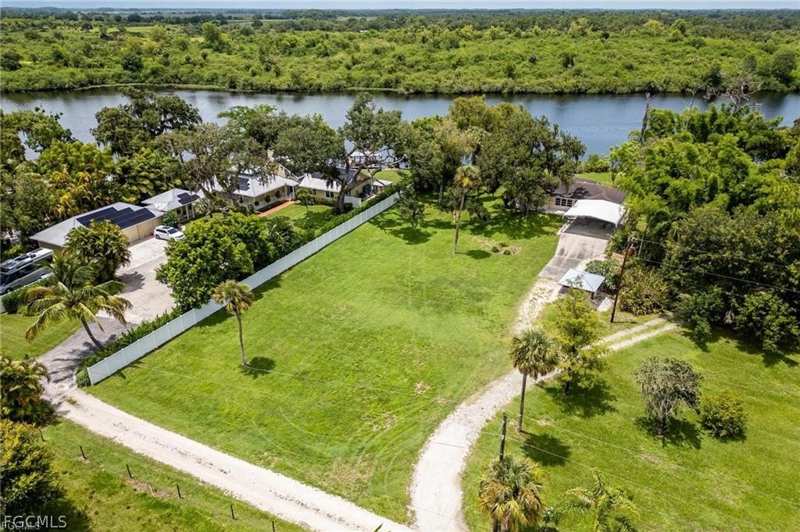 2 bedroom SingleFamilyResidence at 2030 Fort Denaud Rd, Labelle, Labelle — photo 1