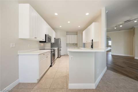 5550 Berkshire Dr 202, Fort Myers FL - photo 10 of 32