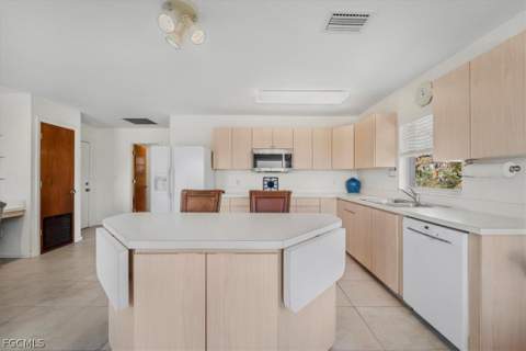 1079 Lock Ln, Moore Haven FL - photo 13 of 48