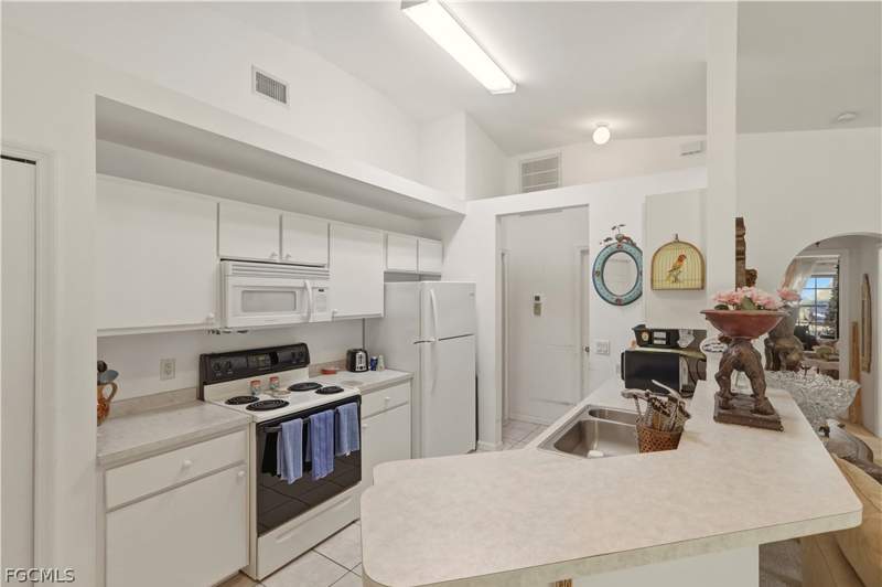 2 bedroom Attached at 409 Bethany Village Cir, Villages Of Bethany Trace, Lehigh Acres — photo 5
