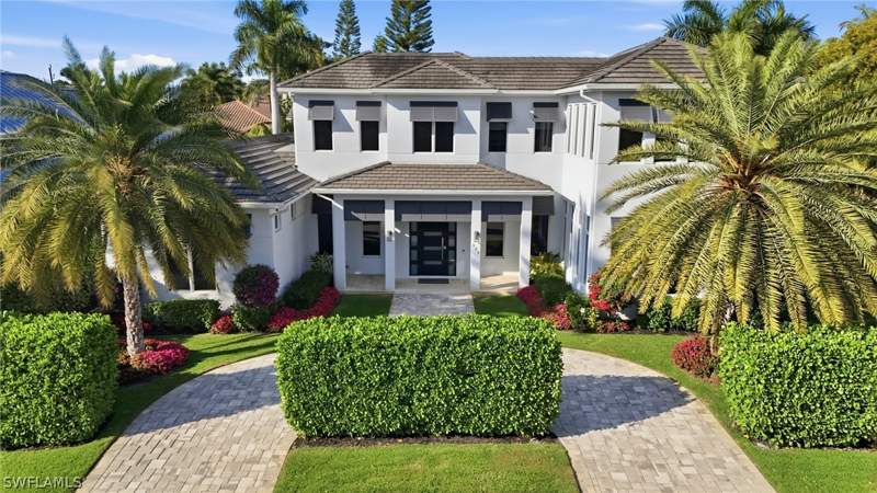 4 bedroom SingleFamilyResidence at 725 Harbour Dr, Moorings, Naples — photo 2