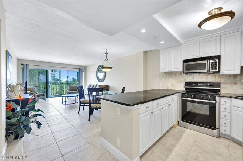 1 bedroom Condominium at 1 Bluebill Ave 409, Vanderbilt Towers, Naples — photo 4