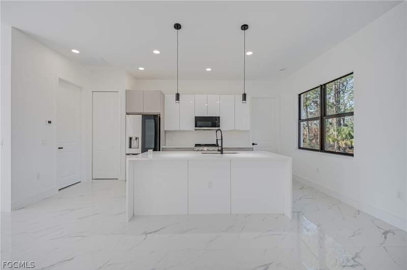 3 bedroom SingleFamilyResidence at 1927 Redmont Ave, Greenbriar, Lehigh Acres — photo 5