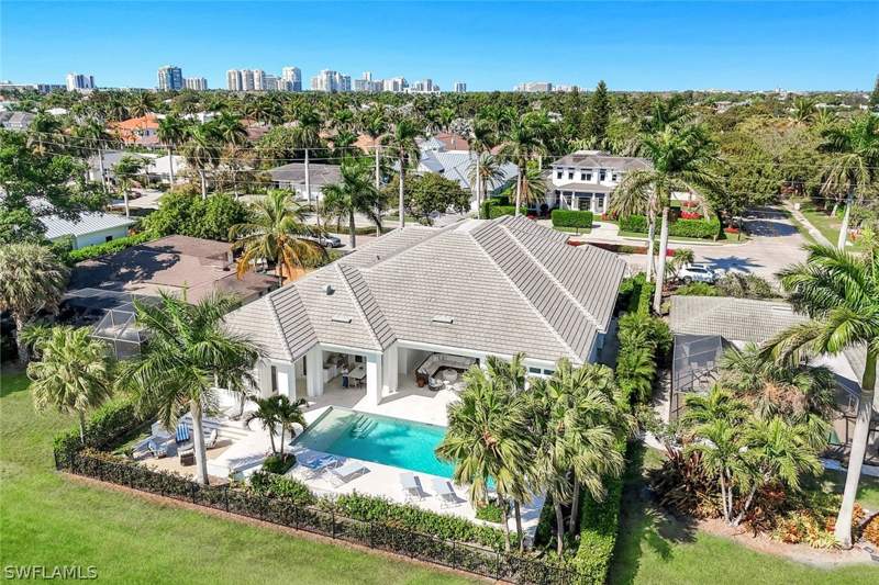 5 bedroom SingleFamilyResidence at 730 Harbour Dr, Moorings, Naples — photo 3