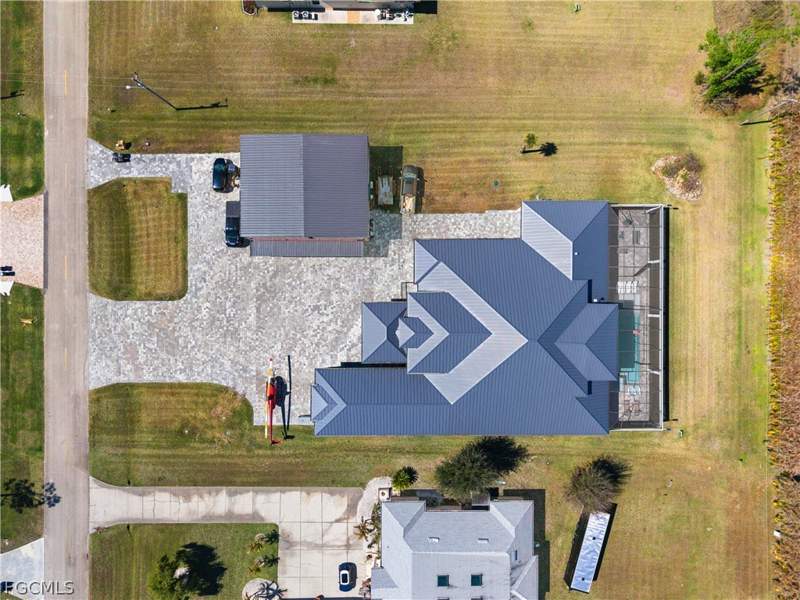 5 bedroom SingleFamilyResidence at 3701 Downwind Ln, Pine Shadows Air Park, North Fort Myers — photo 3